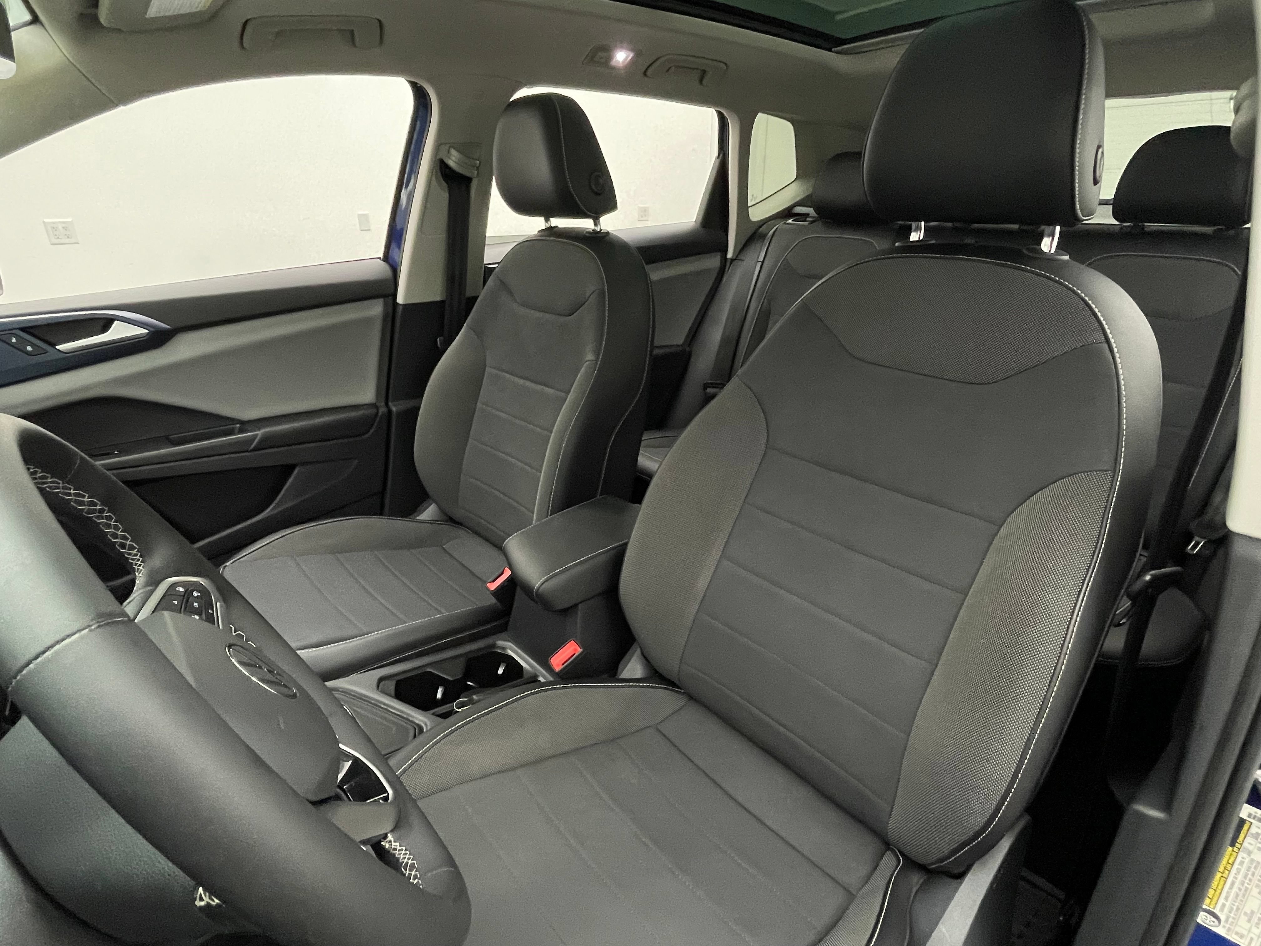 Used 2022 Volkswagen Taos SE w/ Panoramic Sunroof Package FWD image 17