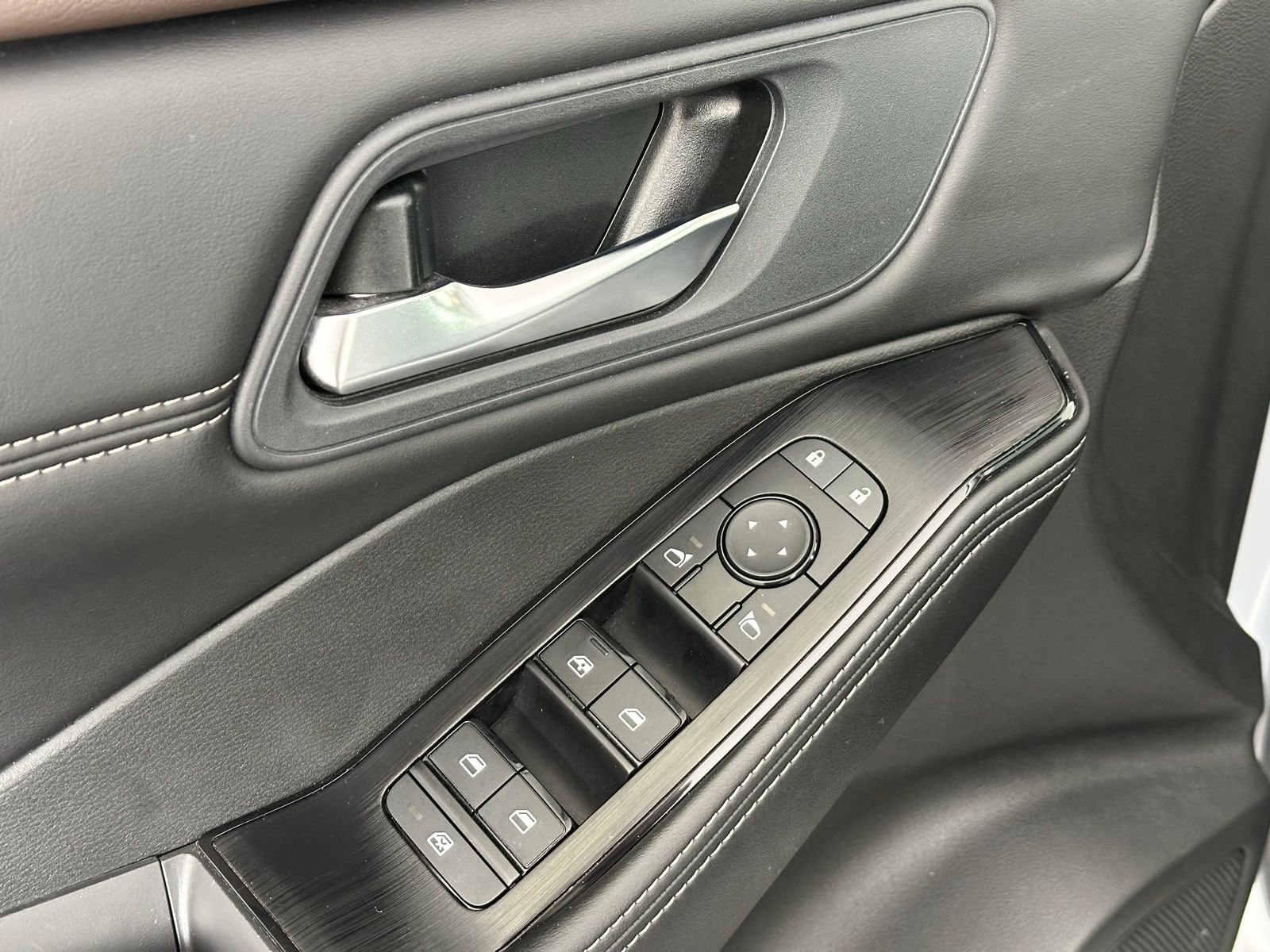 Used 2023 Nissan Rogue SV w/ SV Premium B Package image 35