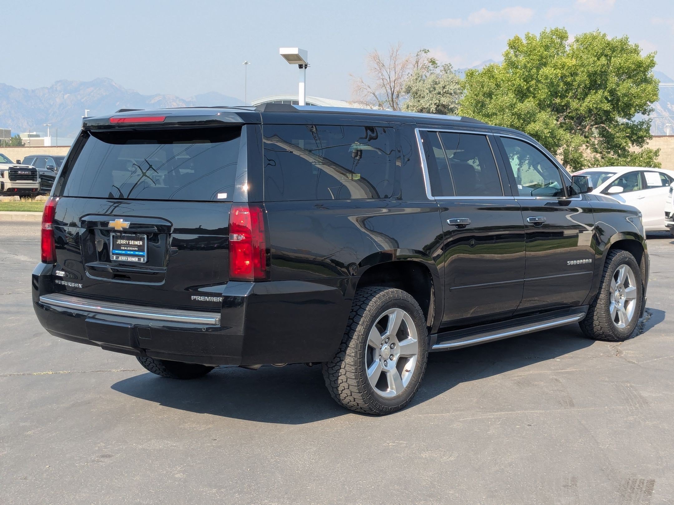 Used 2020 Chevrolet Suburban Premier w/ 6.2L Performance Package AWD/4WD image 6
