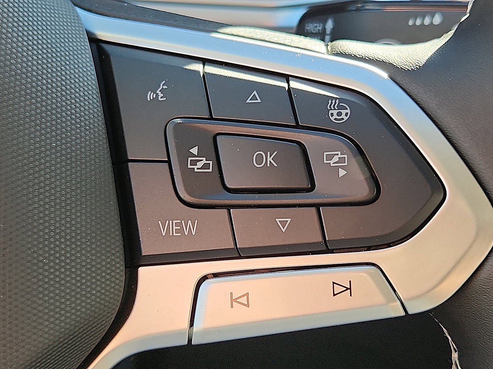 New 2026 Volkswagen Taos SE image 15