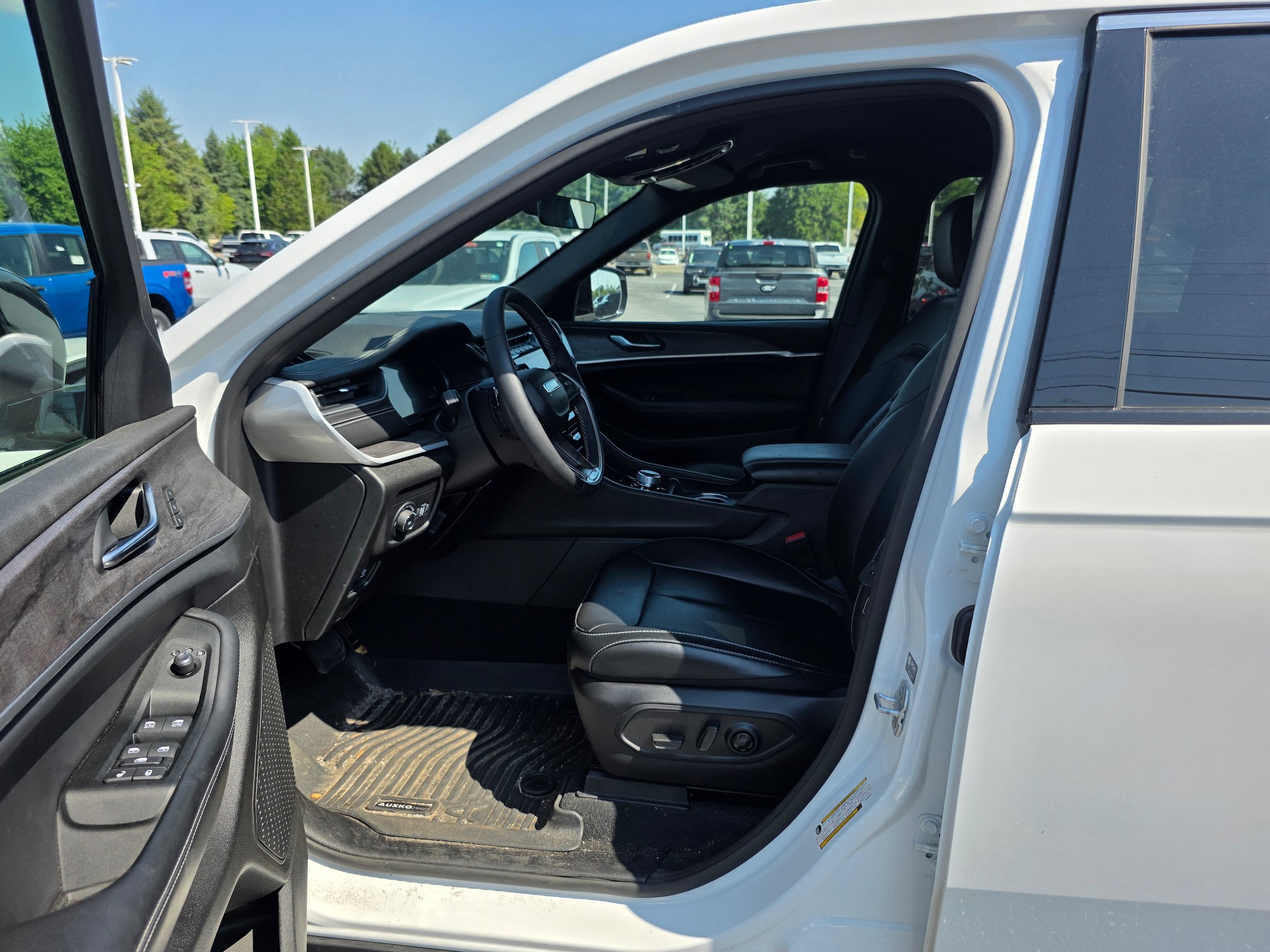 Used 2025 Jeep Grand Cherokee Limited AWD/4WD image 20