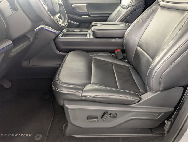 Used 2025 Ford Expedition Platinum image 14