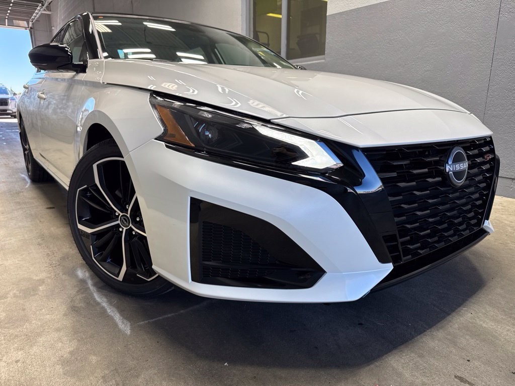 New 2026 Nissan Altima 2.5 SR w/ SR Premium Package FWD image 2