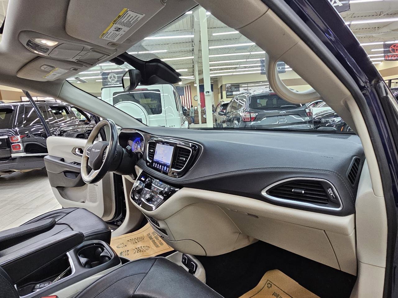 Used 2017 Chrysler Pacifica Limited FWD image 23