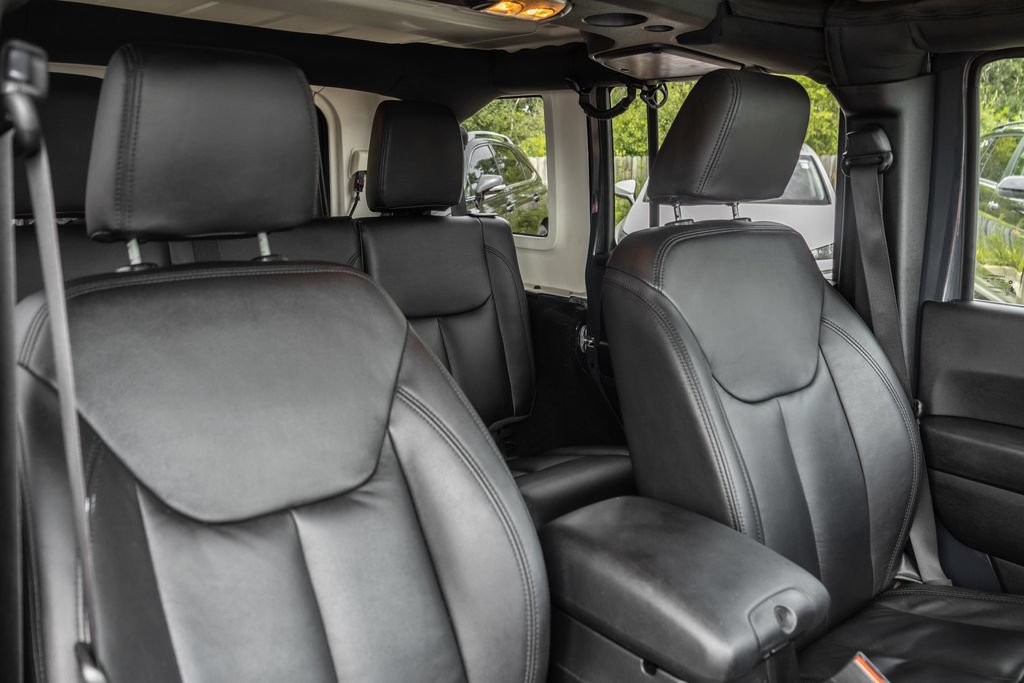 Used 2017 Jeep Wrangler Unlimited Sahara w/ Connectivity Group AWD/4WD image 34