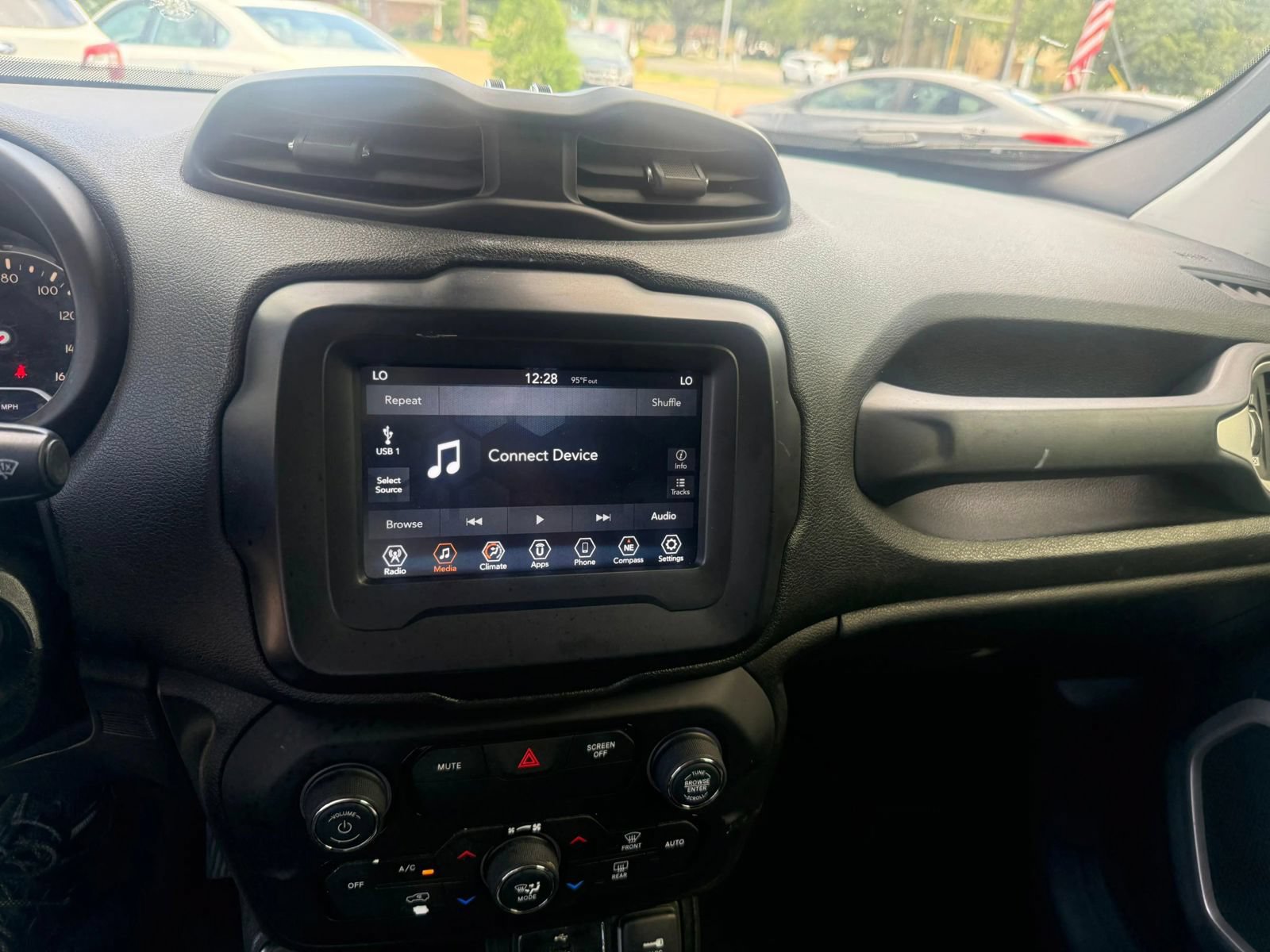 Used 2018 Jeep Renegade Latitude FWD image 13
