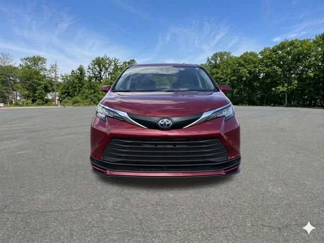 Used 2023 Toyota Sienna LE AWD/4WD image 3