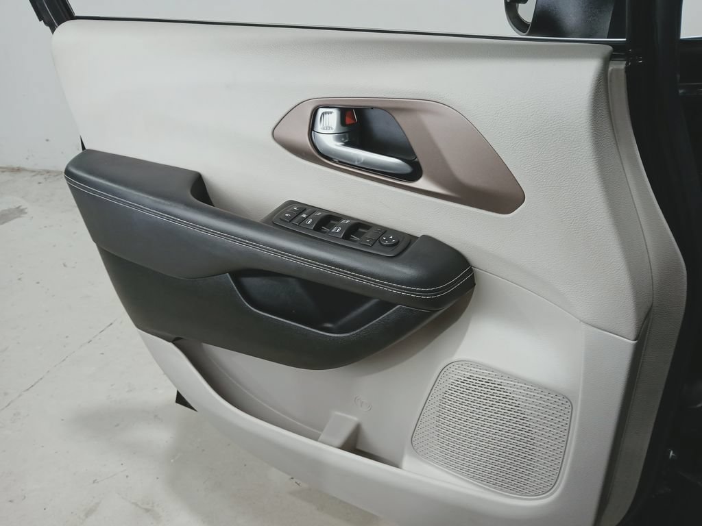 Used 2024 Chrysler Voyager LX FWD image 31