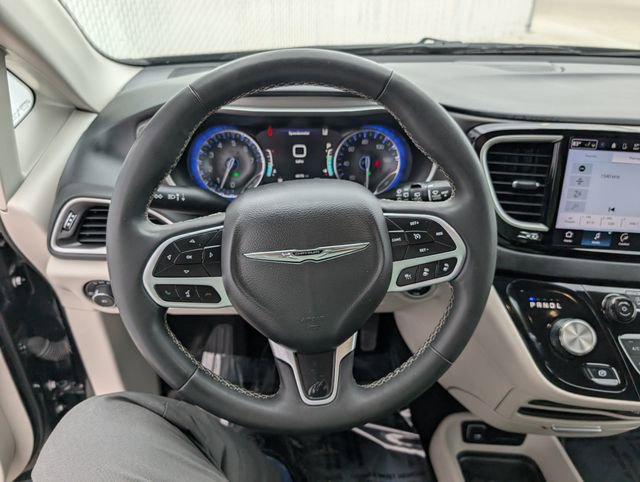 Used 2024 Chrysler Pacifica Touring-L image 10