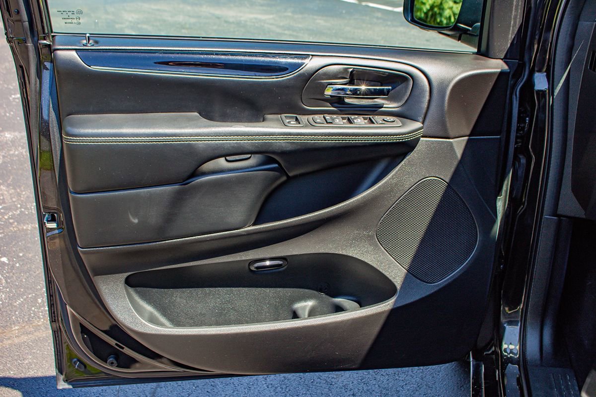 Used 2019 Dodge Grand Caravan SE FWD image 13