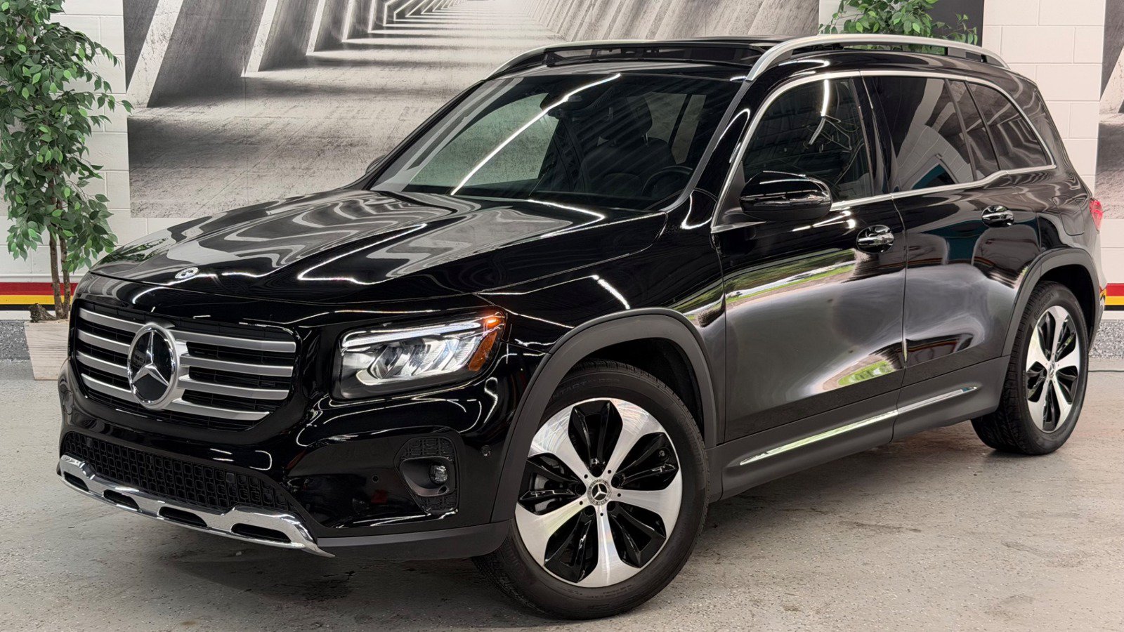 Used 2024 Mercedes-Benz GLB 250 4MATIC w/ Driver Assistance Package image 3
