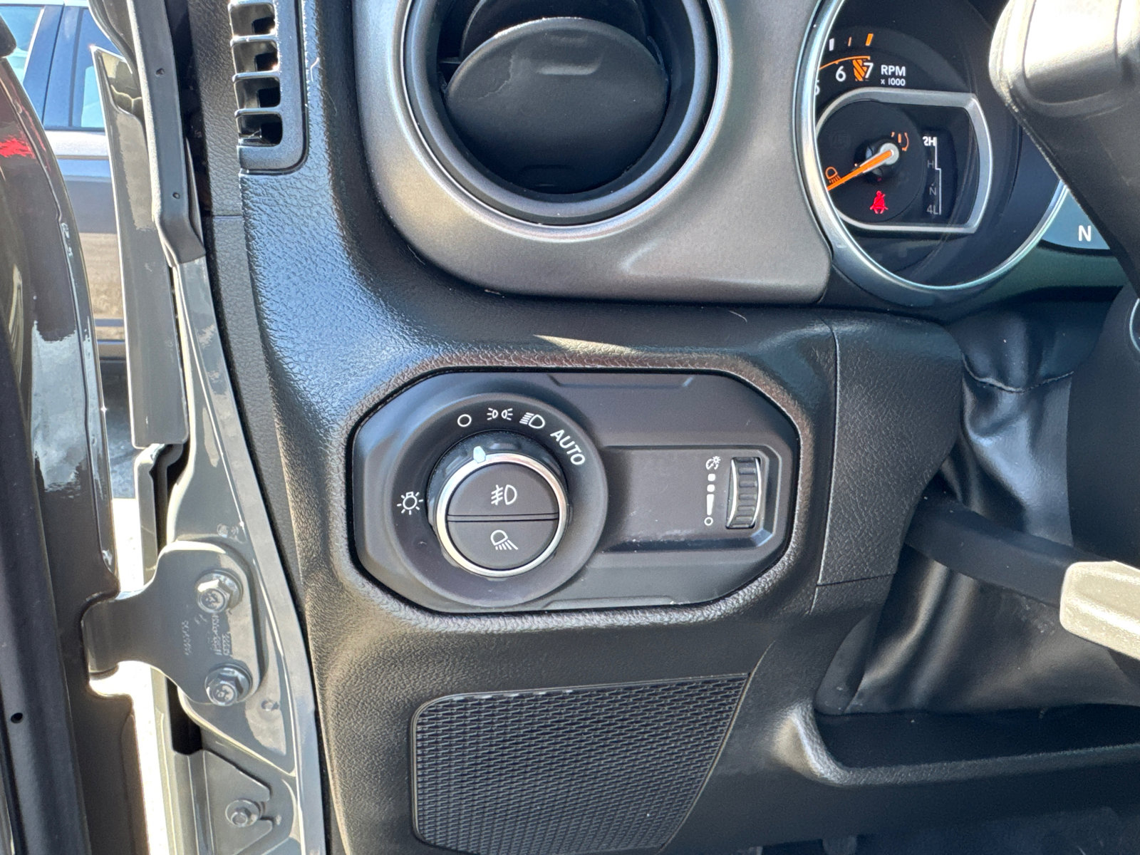 Used 2023 Jeep Gladiator Willys AWD/4WD image 16