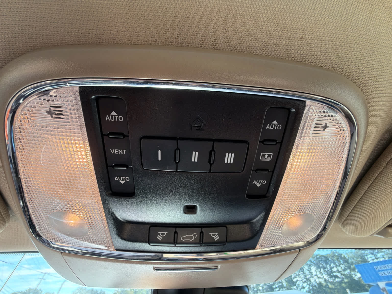 Used 2020 Jeep Grand Cherokee Overland AWD/4WD image 24