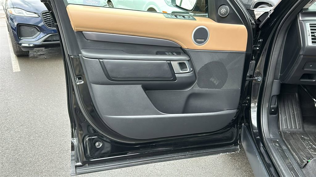 Certified 2025 Land Rover Discovery Metropolitan Edition image 8