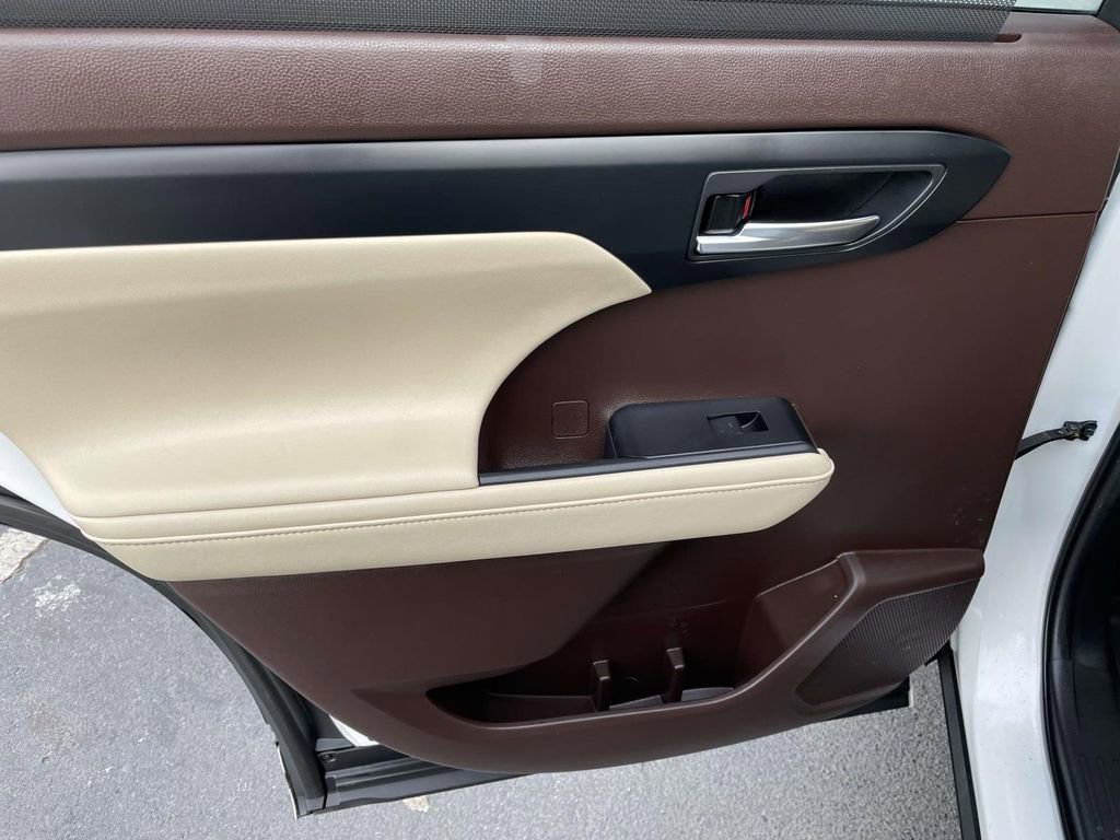 Used 2021 Toyota Highlander XLE image 21