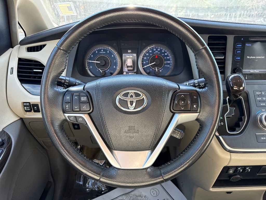 Used 2017 Toyota Sienna XLE image 18