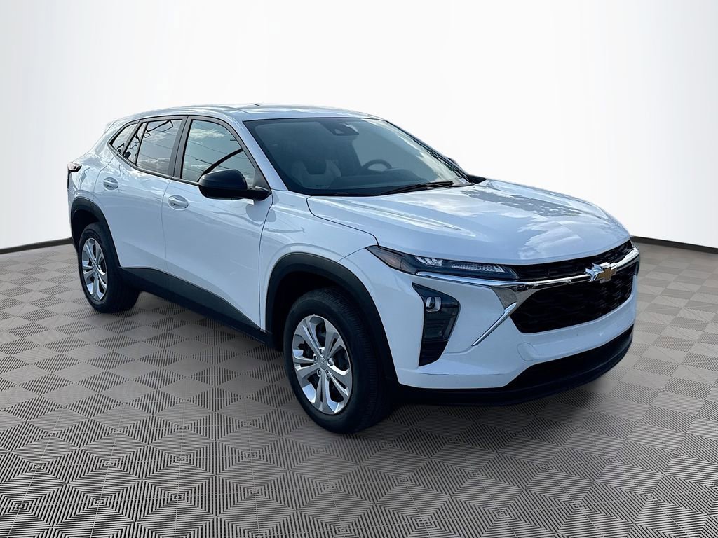 Used 2025 Chevrolet Trax LS image 3