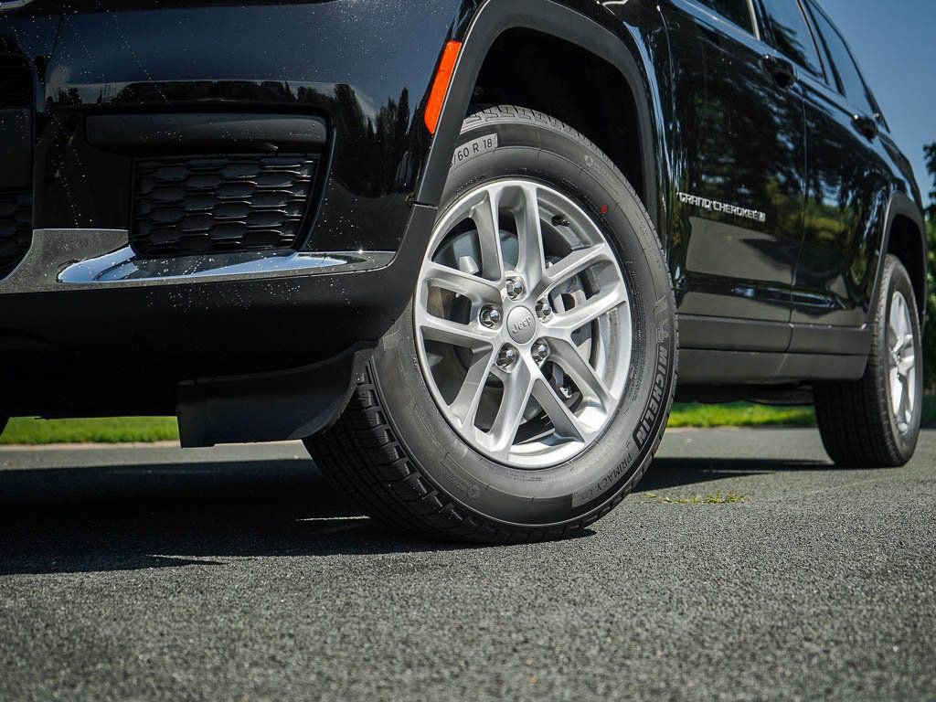 New 2025 Jeep Grand Cherokee L Laredo image 5