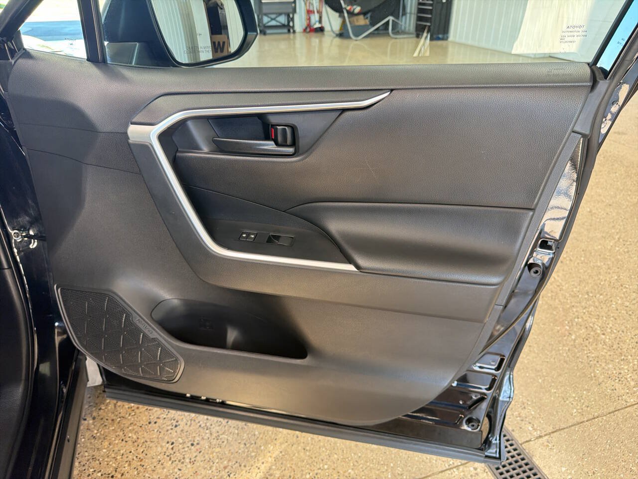 Used 2022 Toyota RAV4 LE AWD/4WD image 24