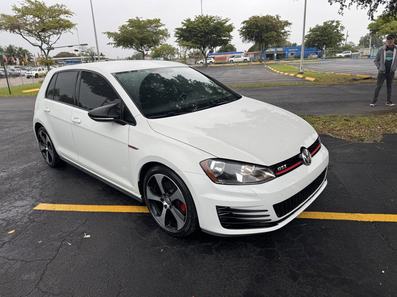 Used 2017 Volkswagen GTI SE image 10