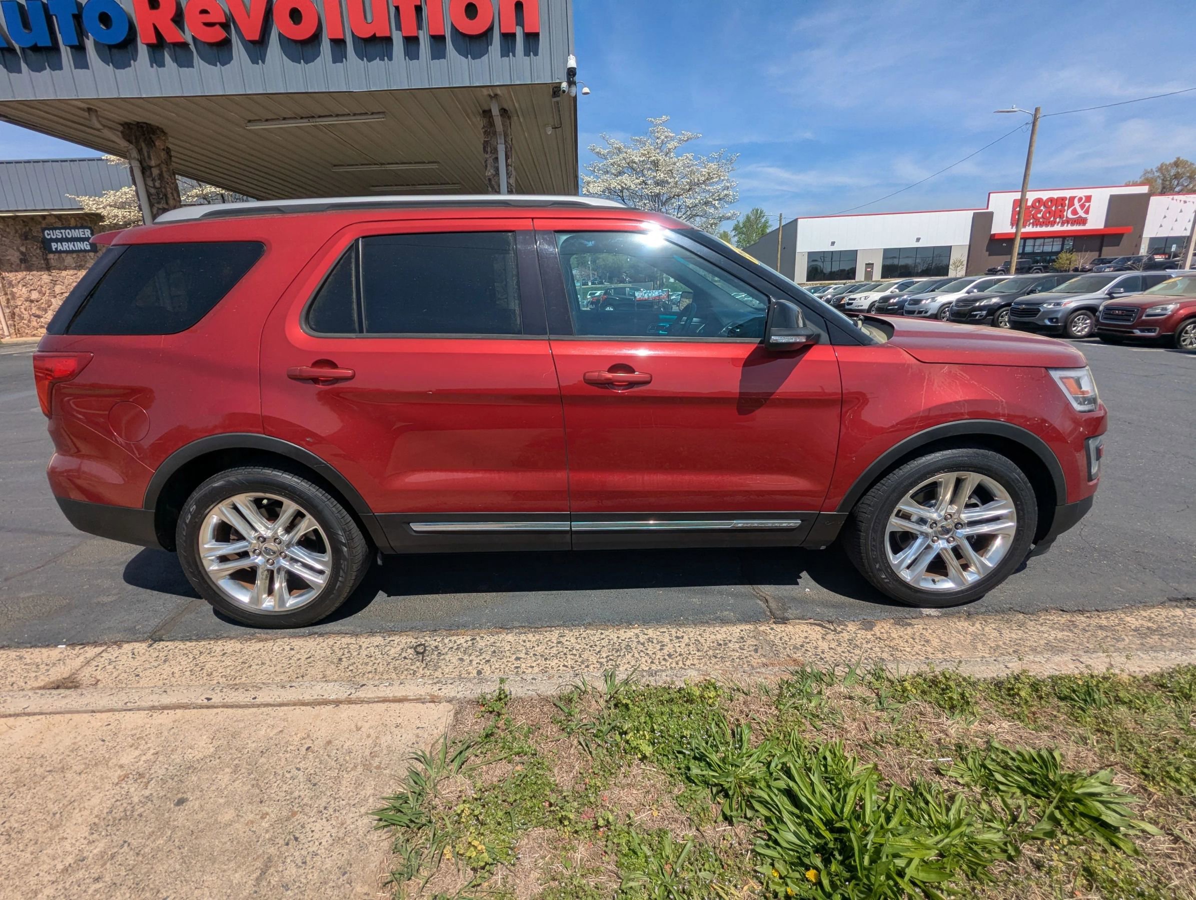 Used 2016 Ford Explorer XLT w/ Equipment Group 202A FWD image 8