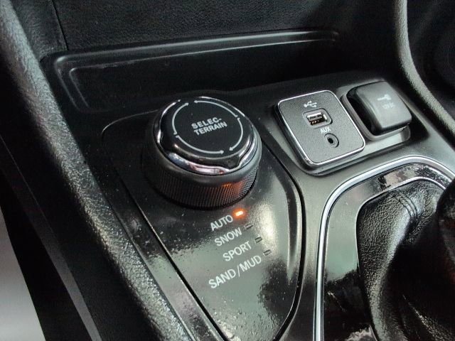 Used 2019 Jeep Cherokee Limited image 27