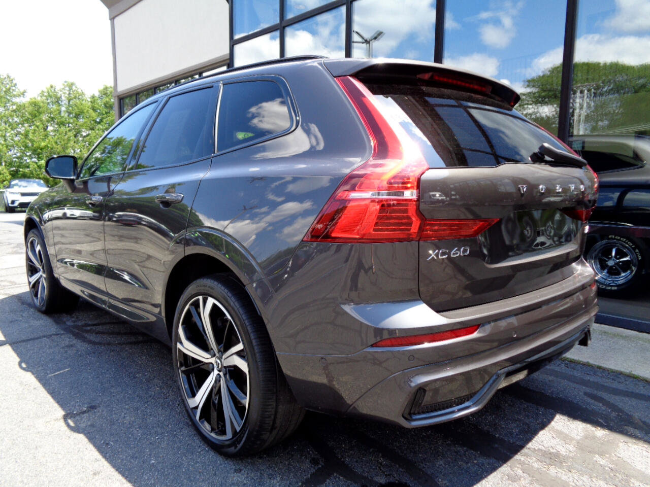 Used 2022 Volvo XC60 B6 R-Design image 7