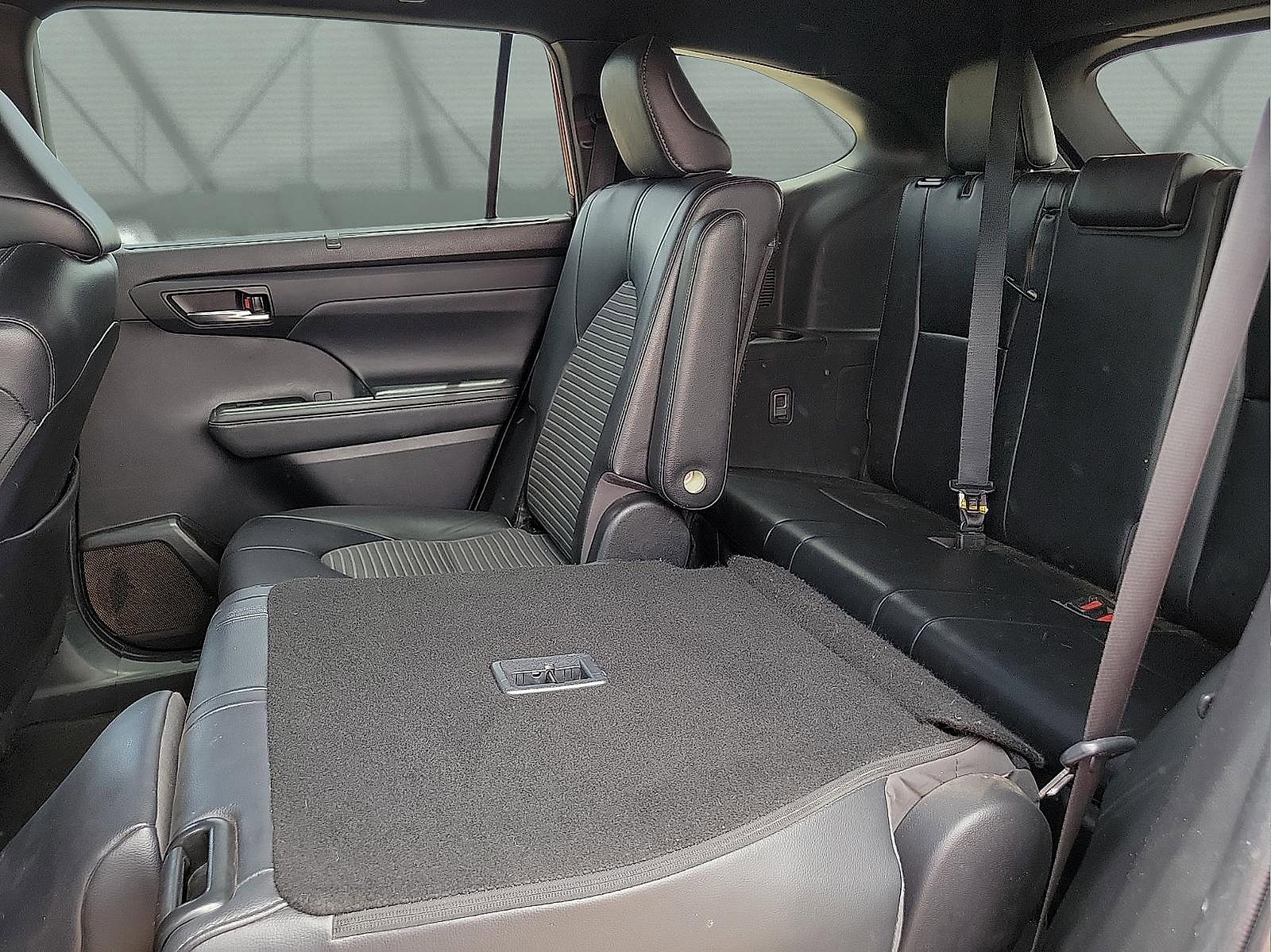 Used 2022 Toyota Highlander XSE FWD image 8