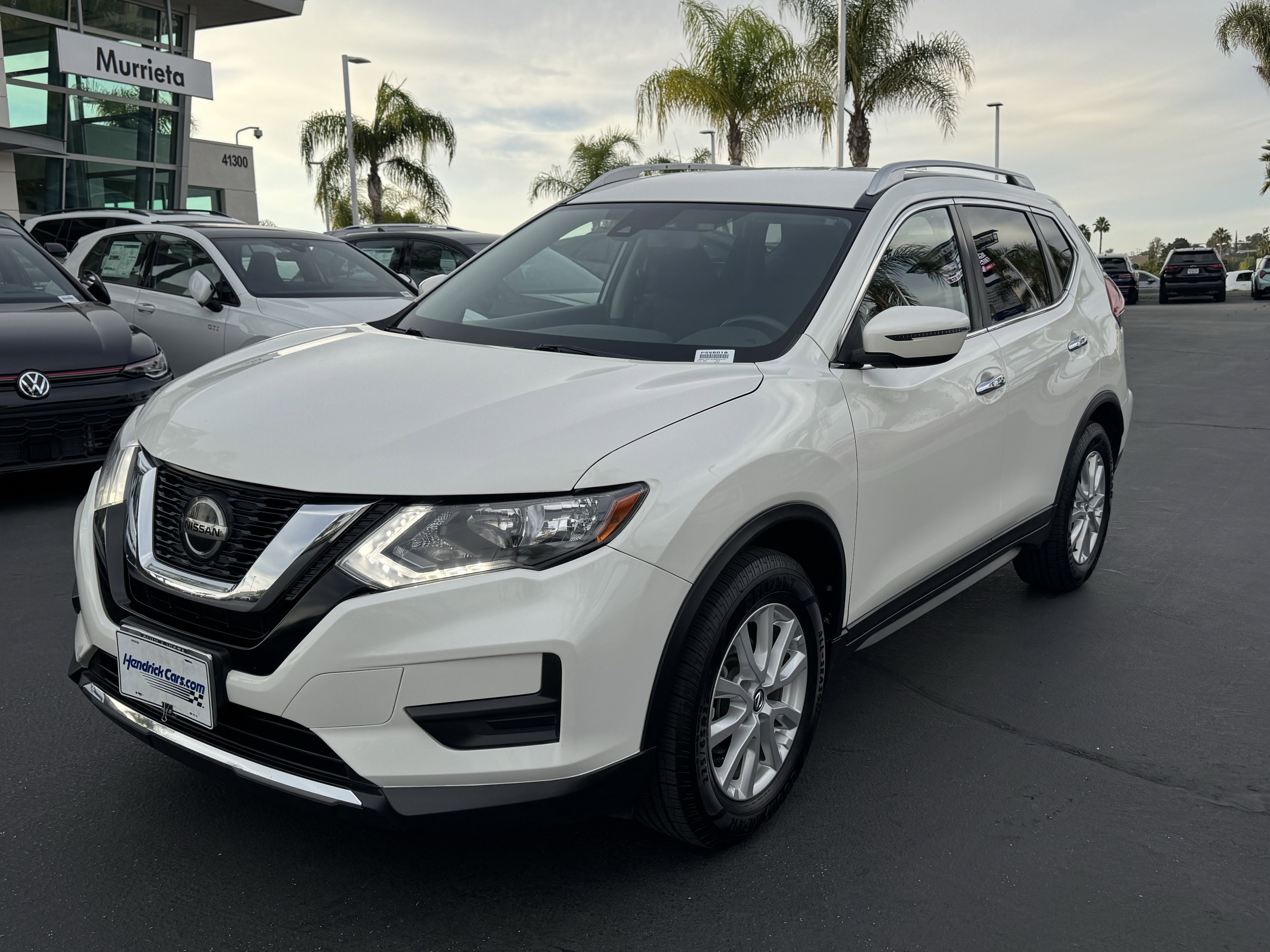 Used 2020 Nissan Rogue SV image 2