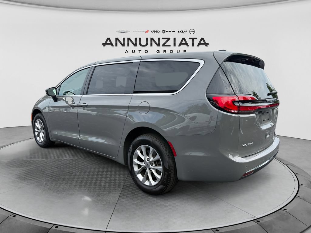 Used 2025 Chrysler Pacifica Select AWD/4WD image 3