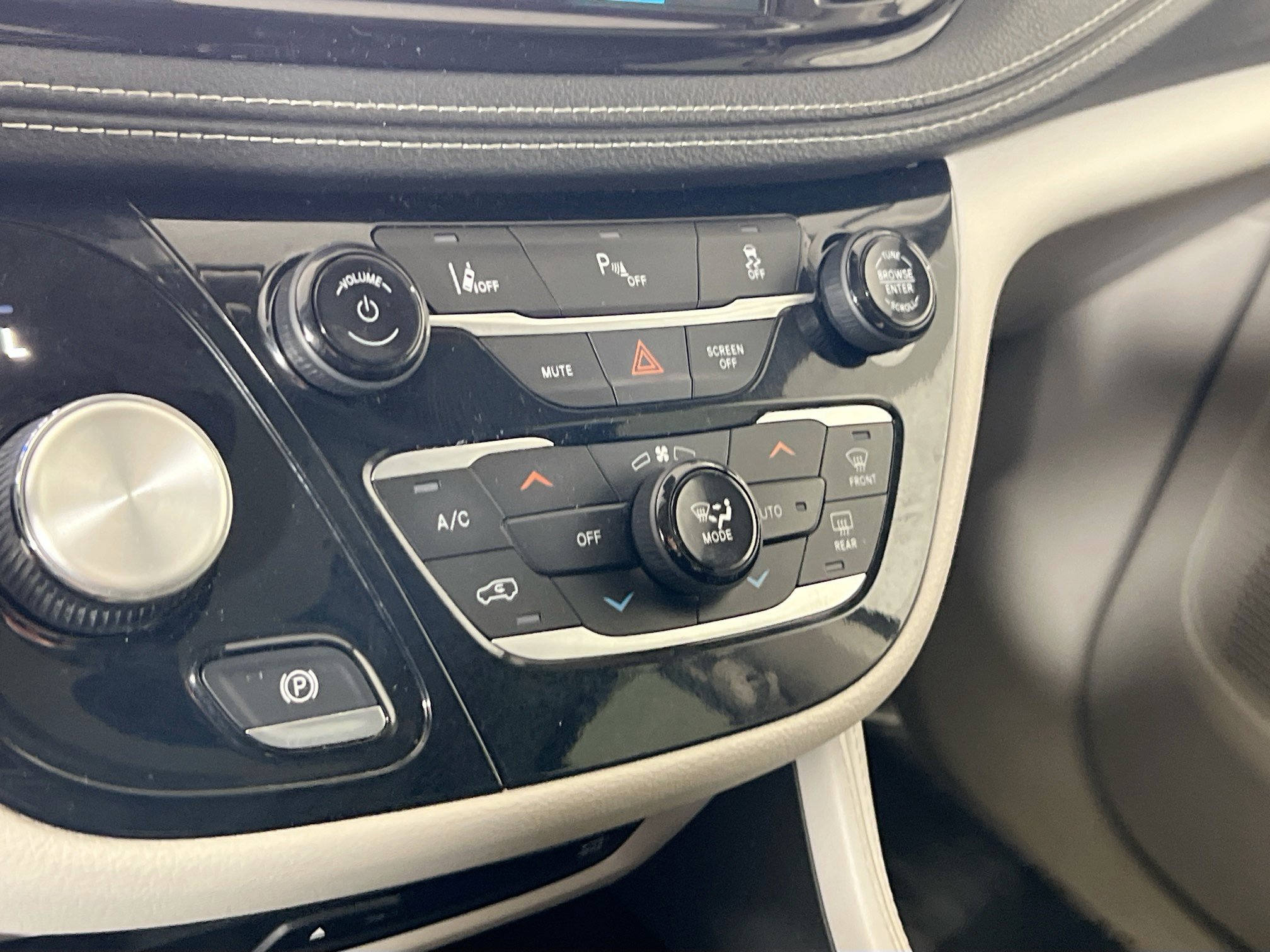 Used 2021 Chrysler Pacifica Limited w/ Uconnect Theater Family Group image 16