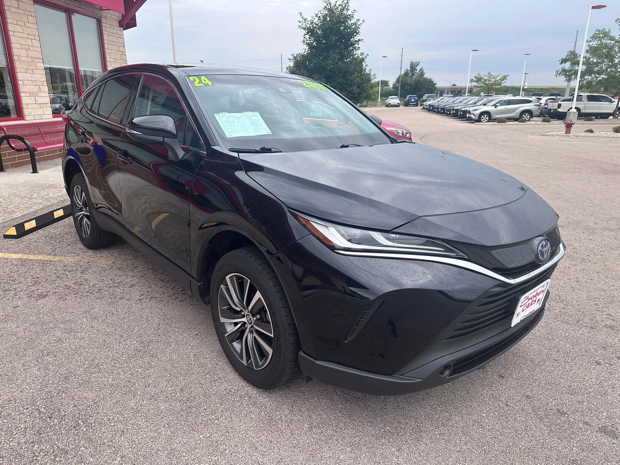 Used 2024 Toyota Venza LE AWD/4WD image 3
