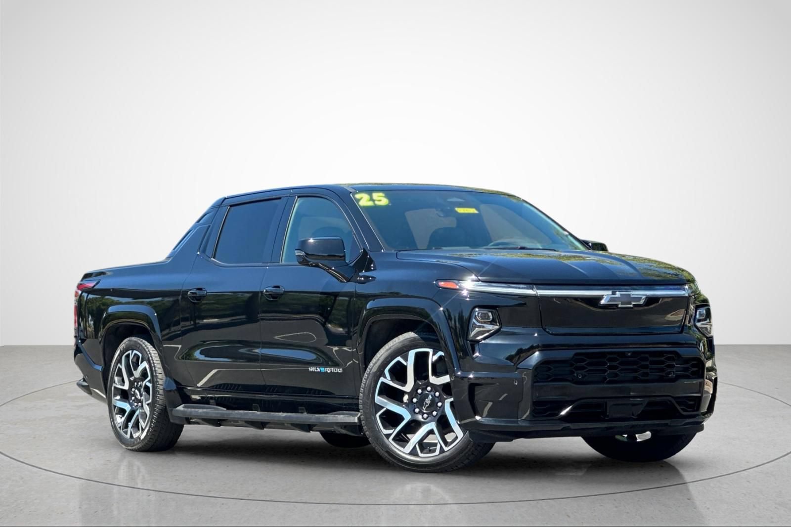 Used 2025 Chevrolet Silverado EV RST AWD/4WD image 2