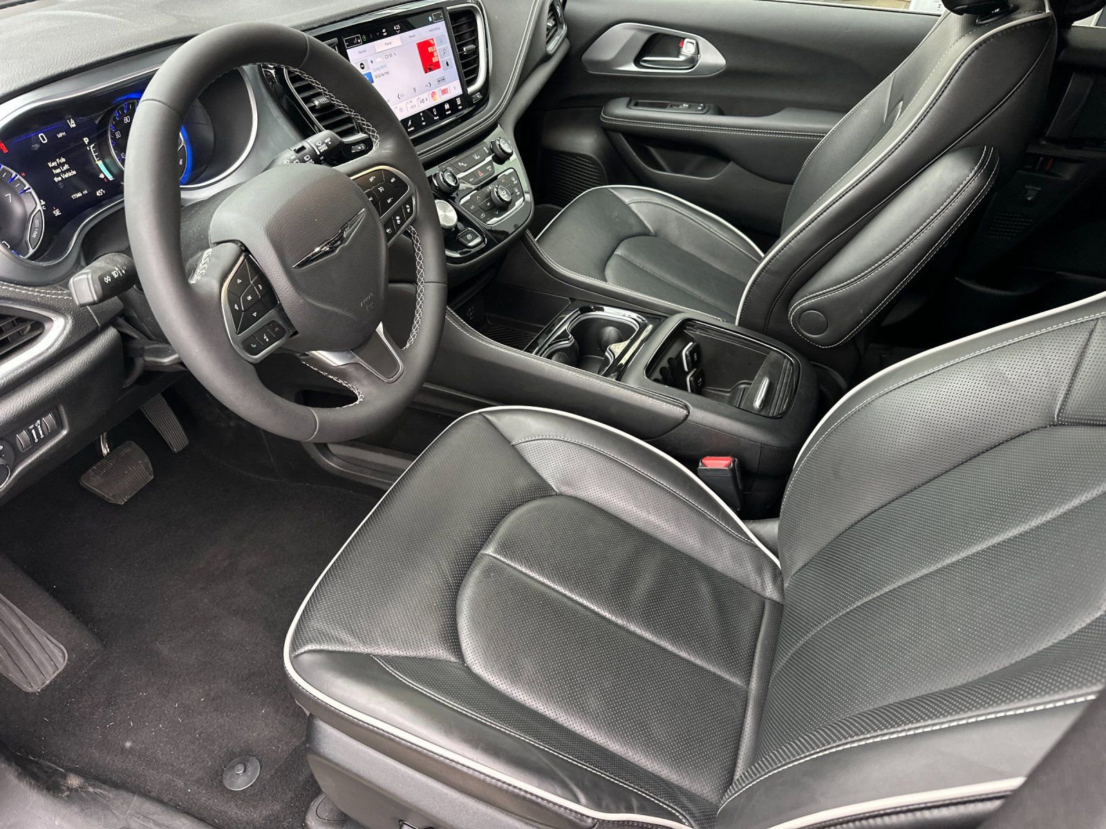 Used 2026 Chrysler Pacifica Limited image 9