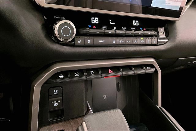 Used 2025 Toyota Tundra Limited image 29