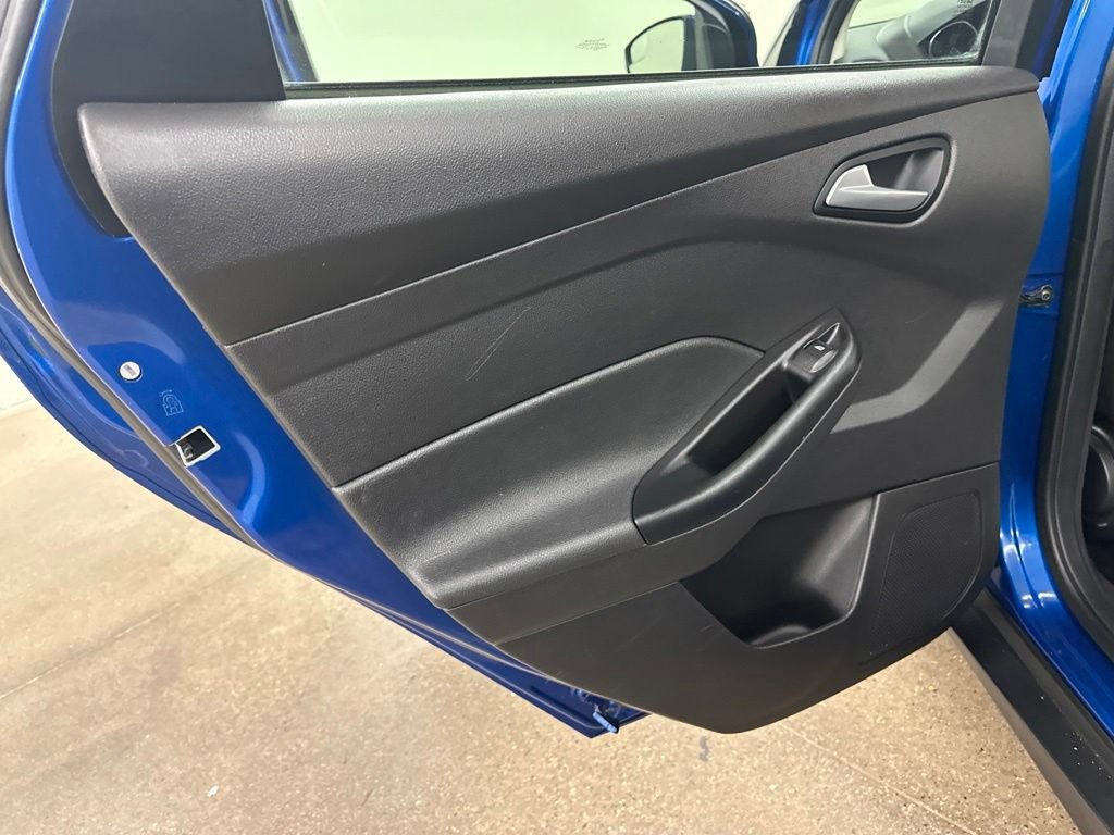 Used 2018 Ford Focus SE w/ SE Appearance Package FWD image 31