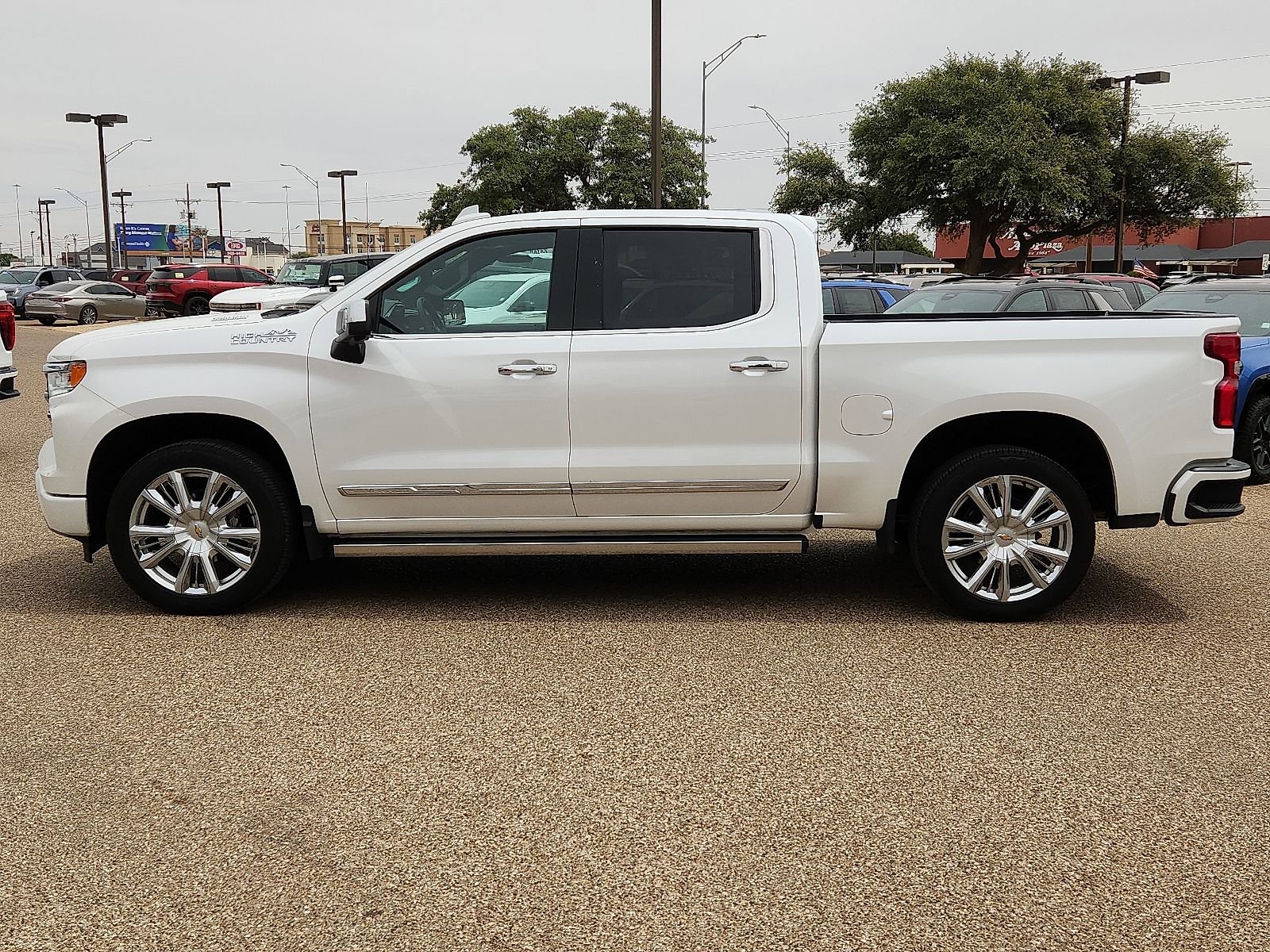 Used 2023 Chevrolet Silverado 1500 High Country w/ High Country Premium Package AWD/4WD image 2