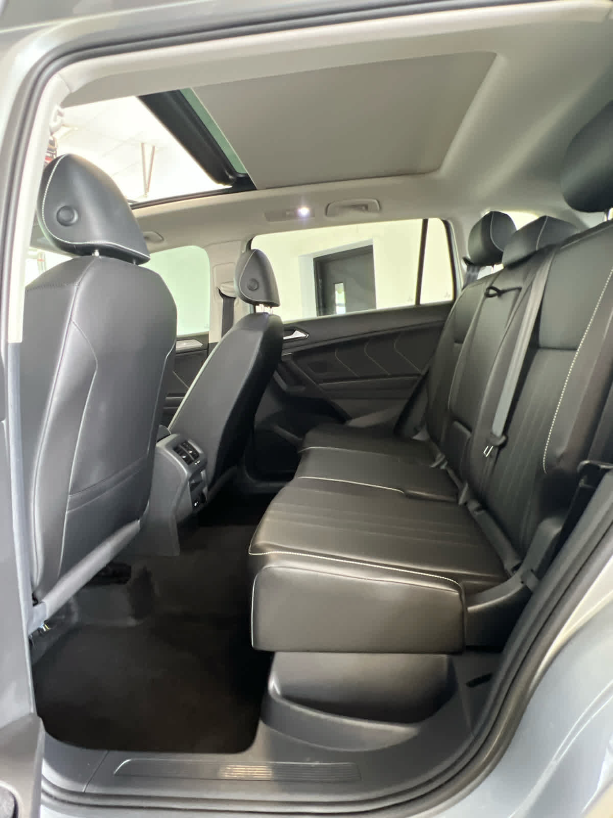 Used 2023 Volkswagen Tiguan SE w/ Panoramic Sunroof Package AWD/4WD image 14