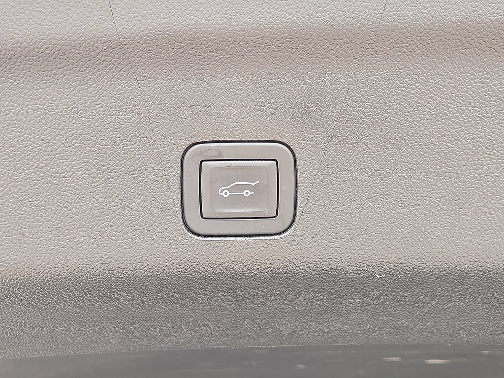Used 2025 GMC Yukon XL Denali AWD/4WD image 16