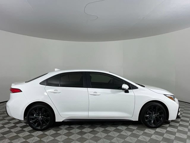 Used 2026 Toyota Corolla SE FWD image 4