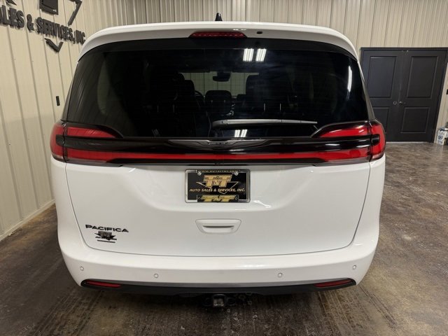 Used 2024 Chrysler Pacifica Touring-L w/ Road Tripper Package image 9