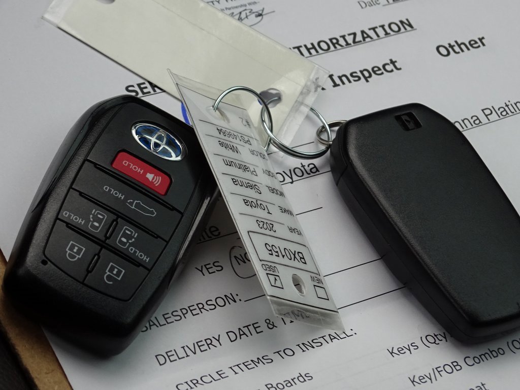 Used 2023 Toyota Sienna Platinum image 12