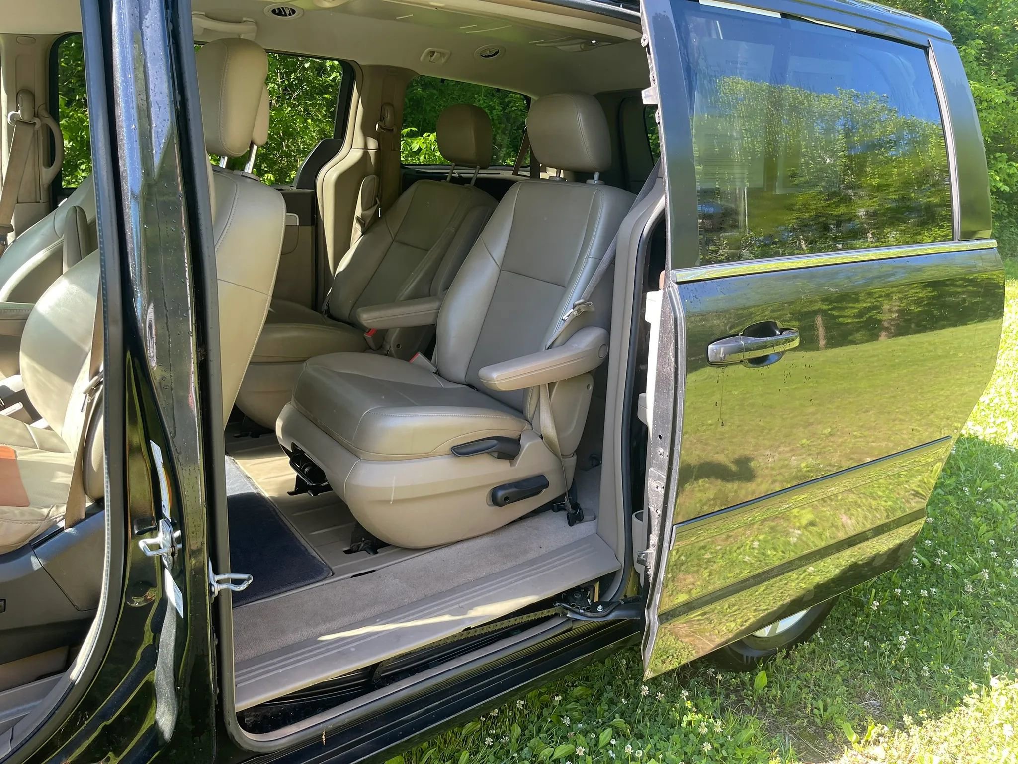 Used 2012 Volkswagen Routan SE FWD image 12
