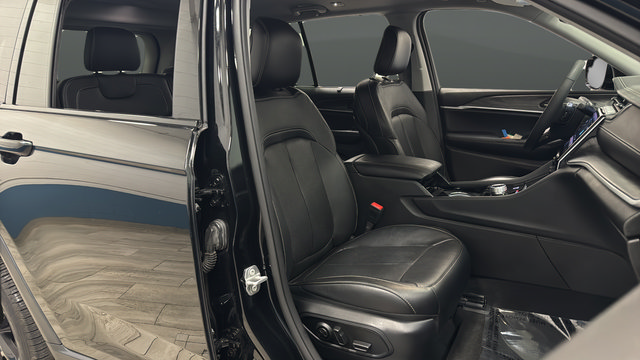 Used 2023 Jeep Grand Cherokee Limited w/ Luxury Tech Group II AWD/4WD image 23
