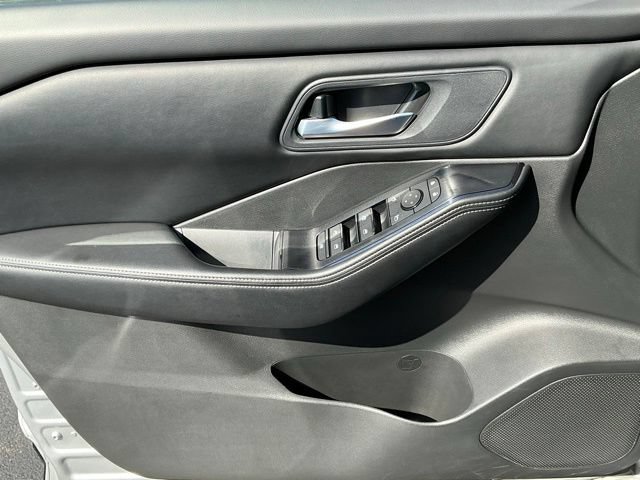 Used 2025 Nissan Rogue SV FWD image 13