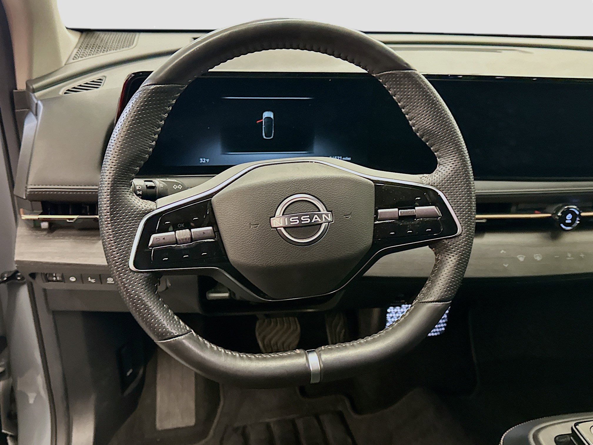 Used 2023 Nissan Ariya AWD image 18