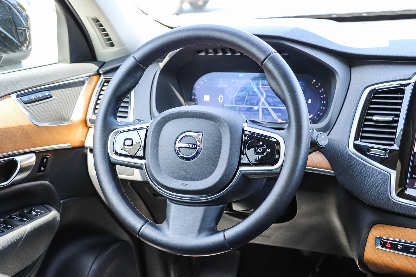 Used 2025 Volvo XC90 B6 Plus AWD/4WD image 16
