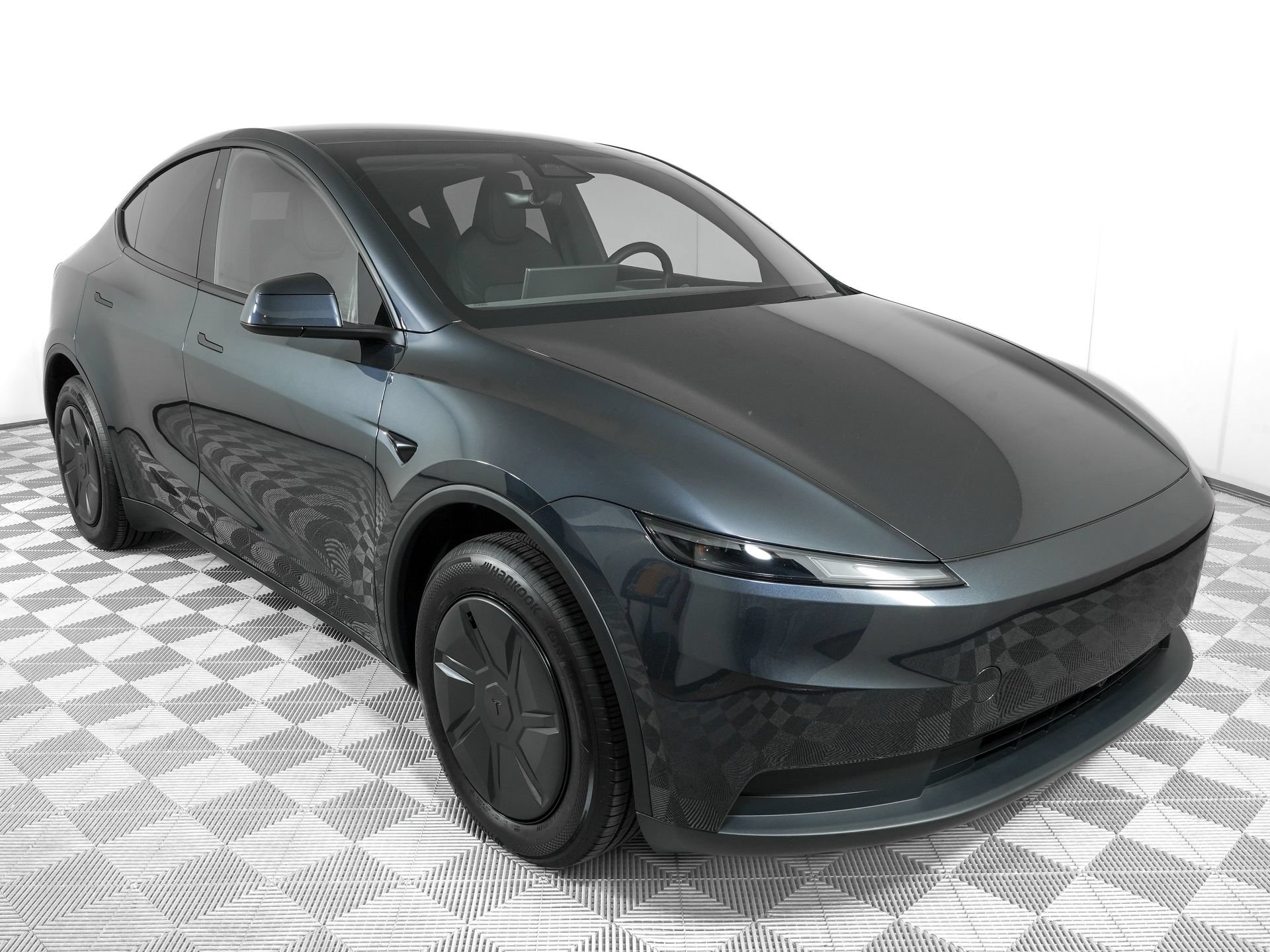 Used 2026 Tesla Model Y 2WD image 2