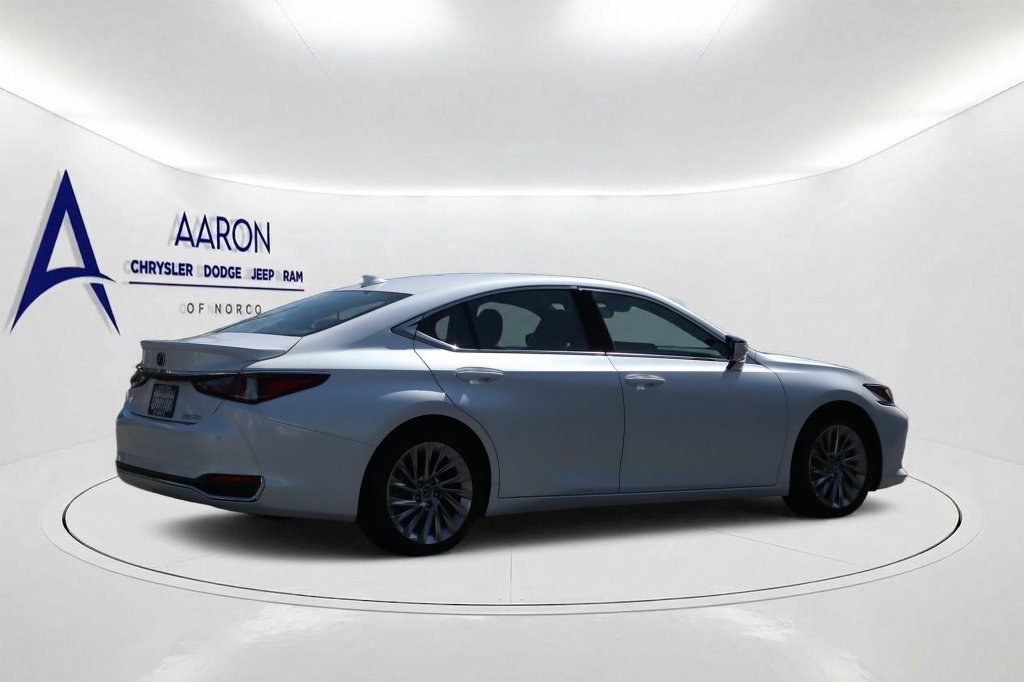 Used 2023 Lexus ES 300h w/ Accessory Package (Z1) FWD image 4