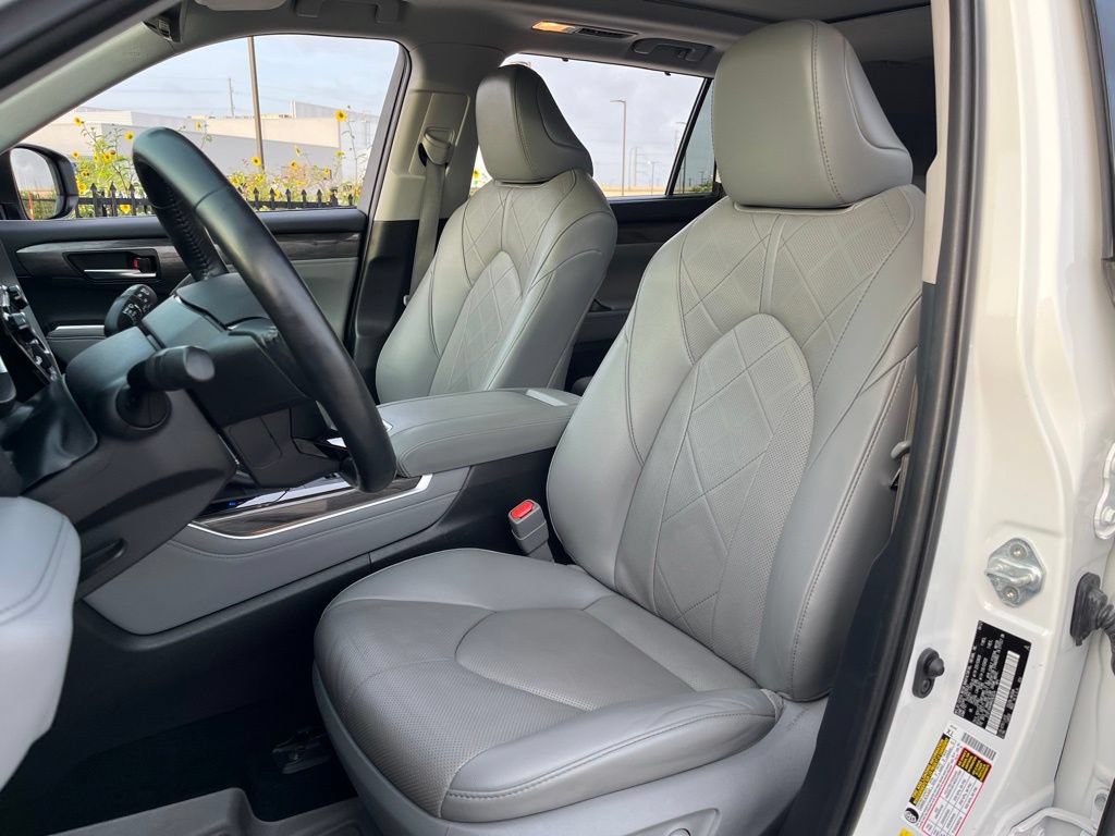 Used 2021 Toyota Highlander Platinum FWD image 26